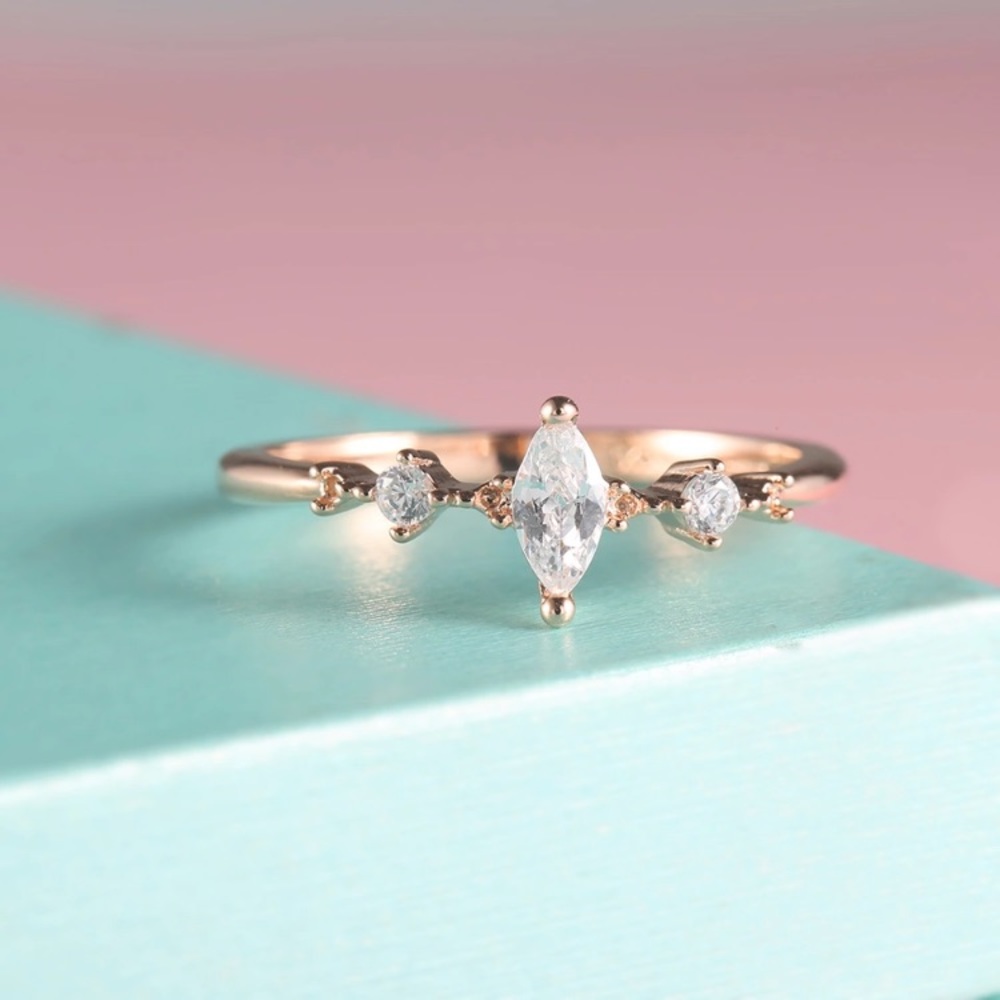 Stunning, delicate ring